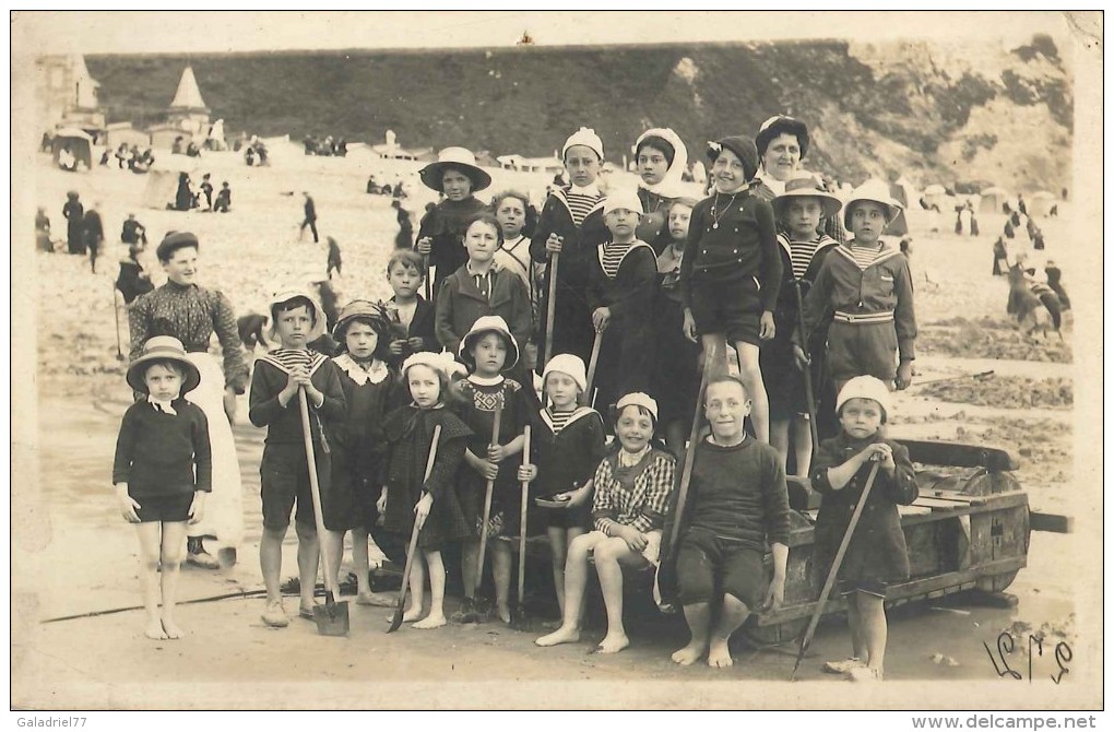 Carte Photo D'un Groupe D'enfants à La Plage - Groupes D'enfants & Familles