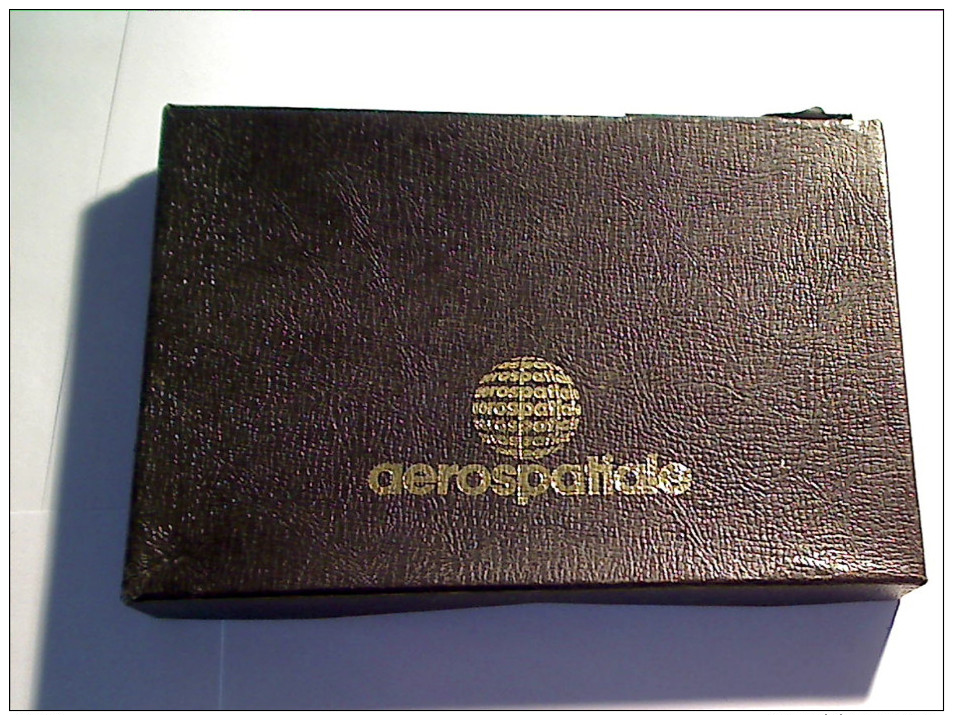 1 COFFRET  DE 17 PIN´S AEROSPACIALE - Avions