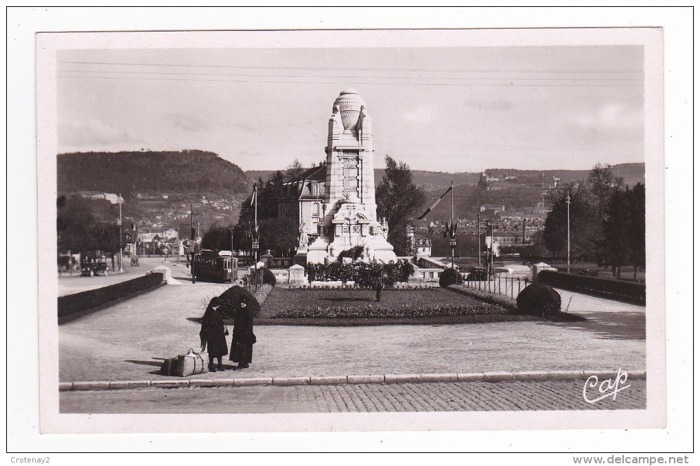 25 Besançon N°129 La Place De La Gare VOIR ZOOM Femmes Avec Valises Et Tram Tramway - Besancon