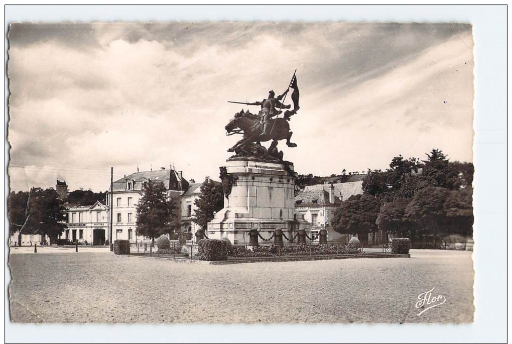 (F55) - CHINON - LA STATUE DE JEANNE D'ARC - Chinon