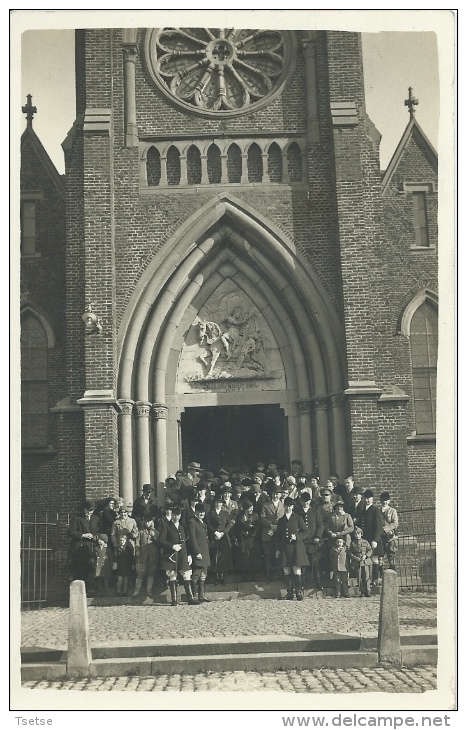 Villers-Perwin - Foule Et Sonneurs De Chasse à Cour Sur Le Parvis De L'Eglise - Carte Photo - 1937 ( Voir Verso ) - Les Bons Villers