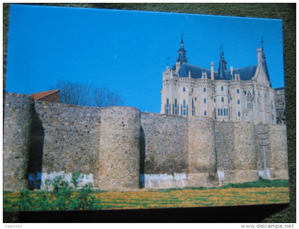 Astorga - Palacio De Gaudi Y Murallas - León