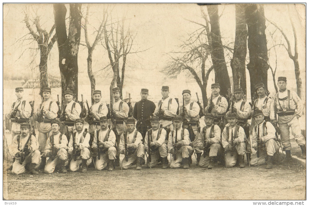 01 MONTLUEL - BELLE CARTE PHOTO DE SOLDATS EN ARMES - Montluel