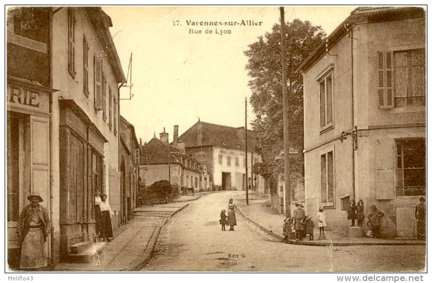 03/ CPA A - Varennes Sur Allier - Rue De Lyon - Autres & Non Classés