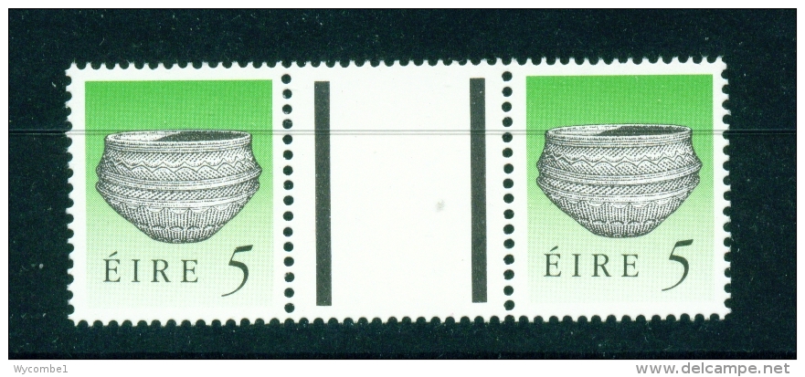 IRELAND  -  1990+  Irish Heritage Definitive  5p  Gutter Pair  Unmounted Mint - Ungebraucht