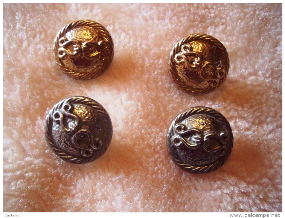 4 BOUTONS ANCIENS - Knöpfe