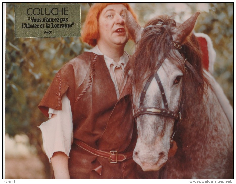 PHOTO CINEMA  COULEUR * COLUCHE -"VOUS N'AUREZ PAS L'ALSACE ET LA LORRAINE " 1977 - Famous People