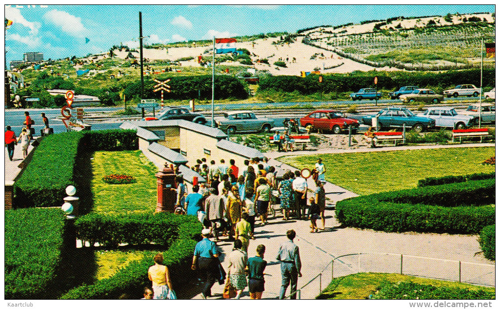 Bredene: VW 1200, 1500 & 1600T, FORD ANGLIA & TAUNUS P5, FIAT 1100,NSU-PRINZ IV - Brievenbus Bij De Ingang Tunnel Strand - PKW