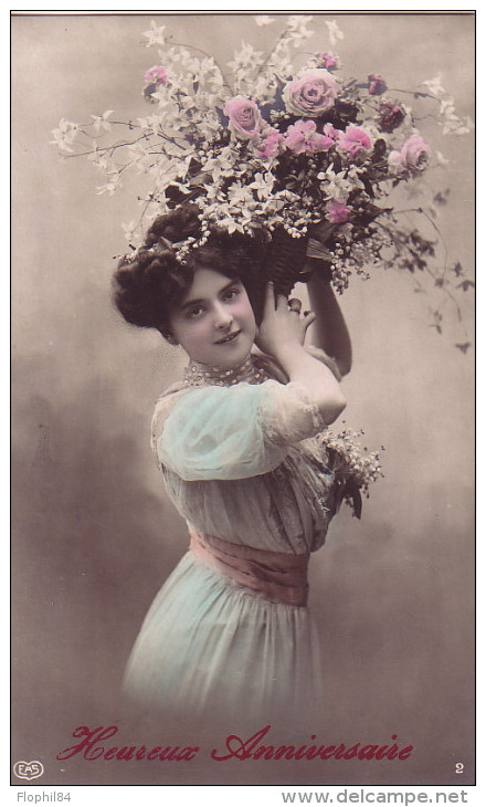 FEMME - ROMANTIQUE - AVEC DES FLEURS. - Frauen