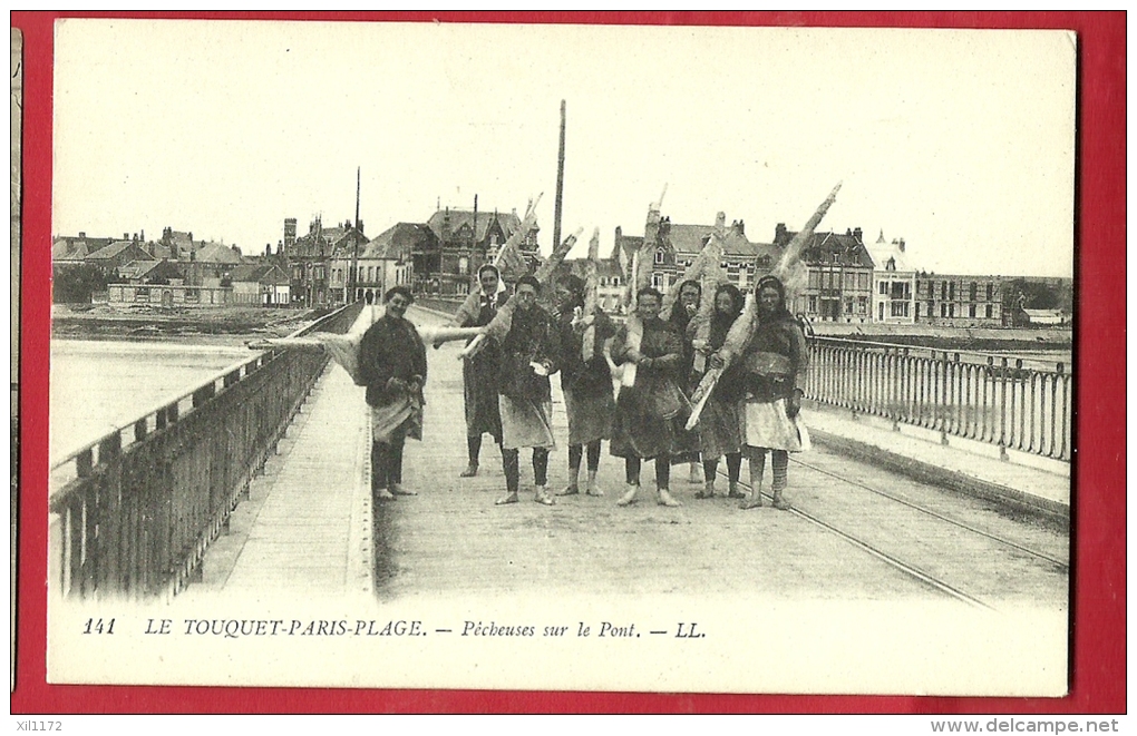 DFA-03 Le Touquet Paris-Plage, Pêcheuses Sur Le Pont. Filets Sur Le Dos, TRES ANIME. Non Circulé - Le Touquet