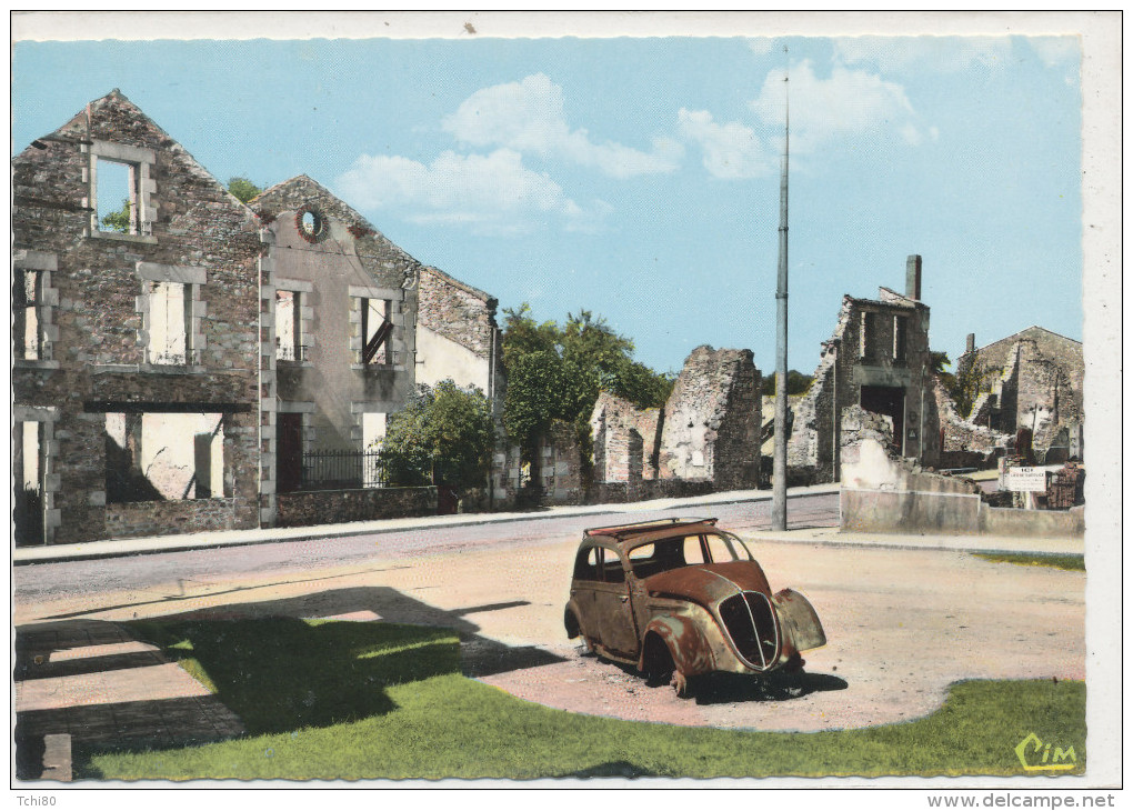 ORADOUR SUR GLANE Cité Martyre Entrée De La Place  Voiture Calcinée Ac 500 - Oradour Sur Glane