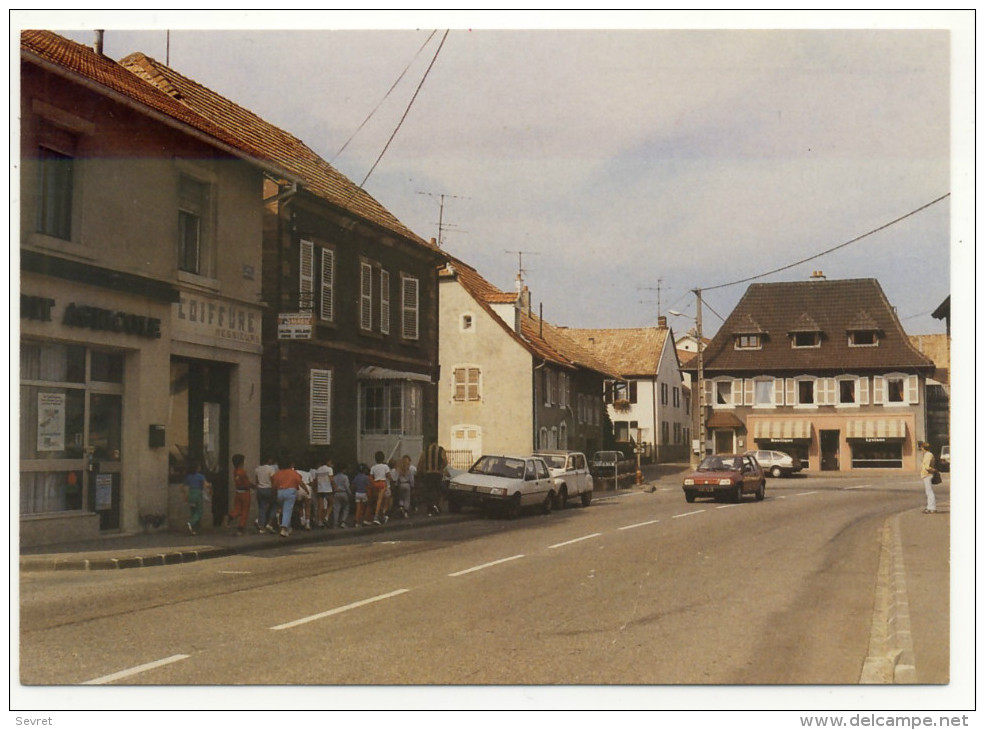 CHATENOIS LES FORGES. - Le Centre Du Village. Belle Animation ( Scolaires , Voitures , Commerces) - Châtenois-les-Forges