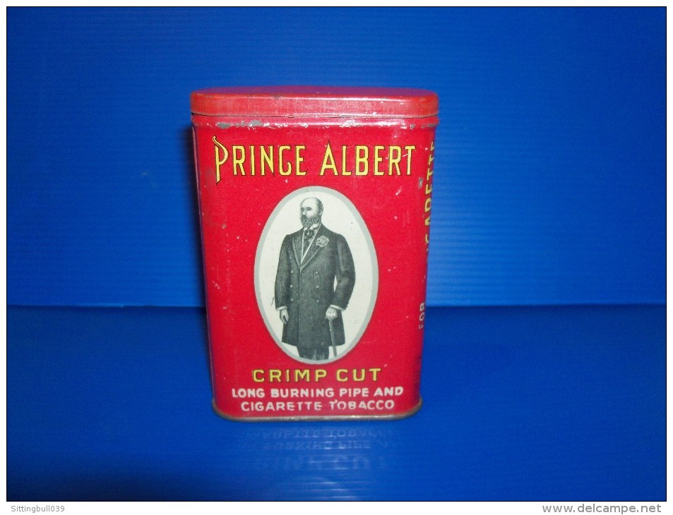 Ancienne Boîte à Tabac Pour Pipe Et Cigarette En Fer Lithographiée De Marque PRINCE ALBERT. USA. Années 40. - Tabaksdozen (leeg)