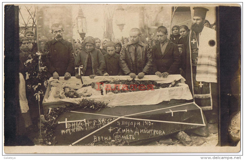 BULGARIA 1919 FUNERAL YOUNG WOMAN COFFIN CASKET MOURNERS RPPC Ab250 - Beerdigungen