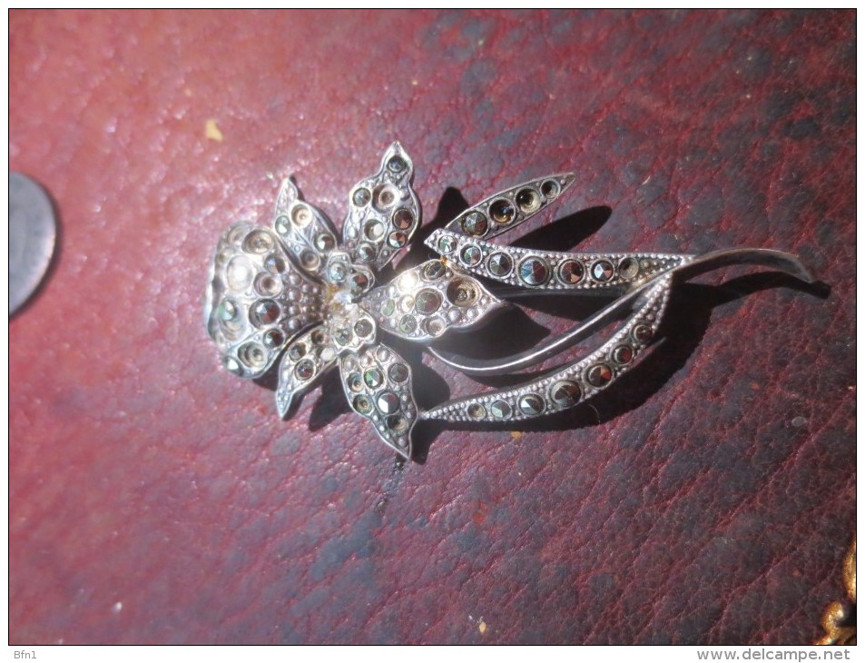 BROCHE FLEUR A RESTAURER VOIR  PHOTOS