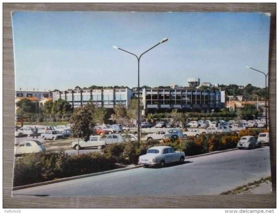 MONTPELLIER (34). LE RESTAURANT UNIVERSITAIRE DU TRIOLET.VOITURES 1ER PLAN.MERCEDES.RENAULT 4CV.1971.ECOLE INFANTERIE - Montpellier