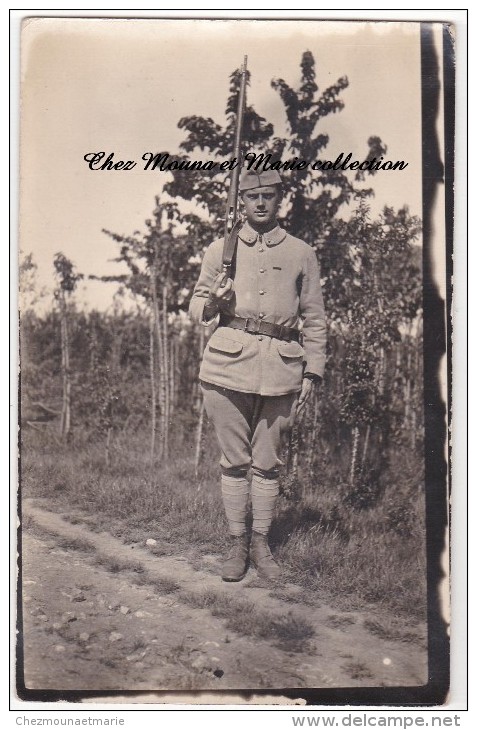 1920 - BLOIS CARTE PHOTO MILITAIRE SERGENT INSTRUCTEUR 113 EME REGIMENT D INFANTERIE SUR UN CHEMIN - Personaggi