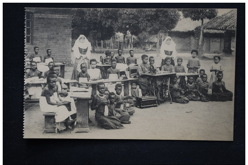 Congo Belge Ecole Tenue Par Des Soeurs - Belgisch-Congo