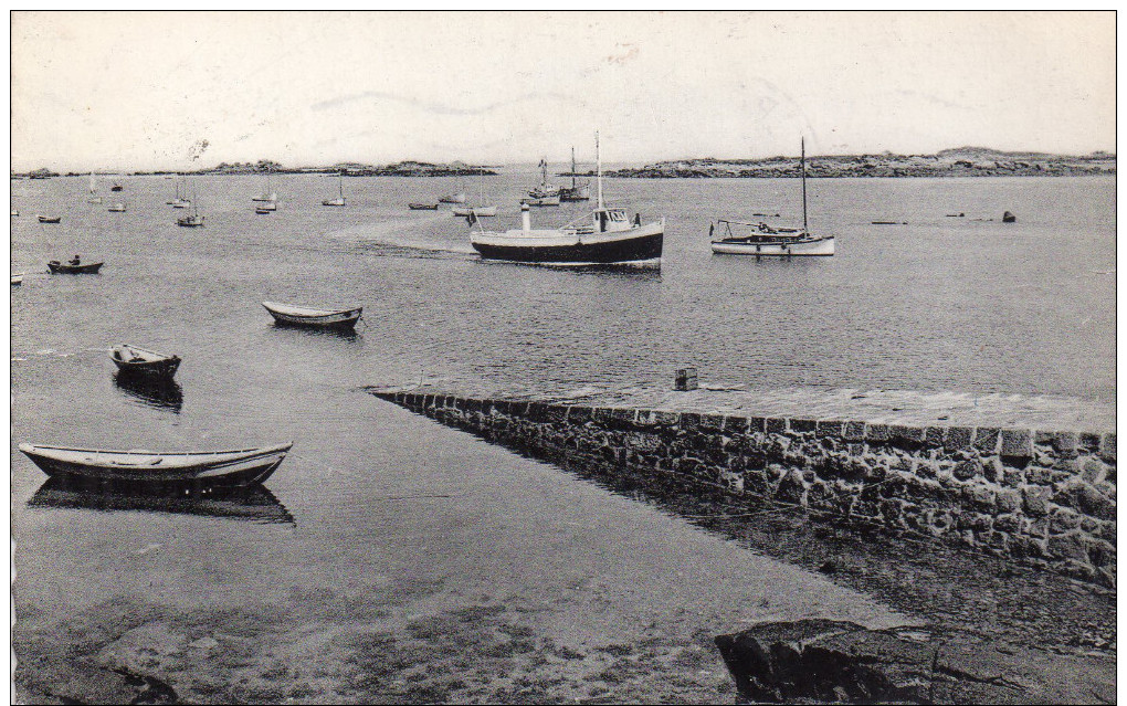 Cpsm  50  Les Iles Chausey..l'arrivee Du Bateau De Granville - Autres & Non Classés