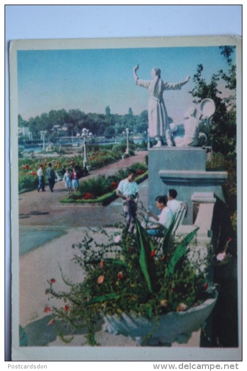 TASHKENT. "Komsomol Park" Soviet Park Sculpture. OLD PC 1964 - Uzbekistan