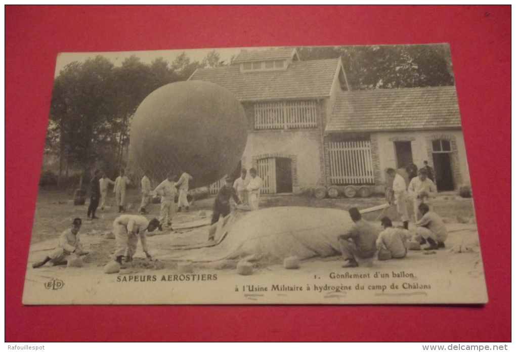 Cp Chalons Sapeurs Aerostiers Gonflement D'un Ballon A L'usine Militaire A Hydrogene - Montgolfières