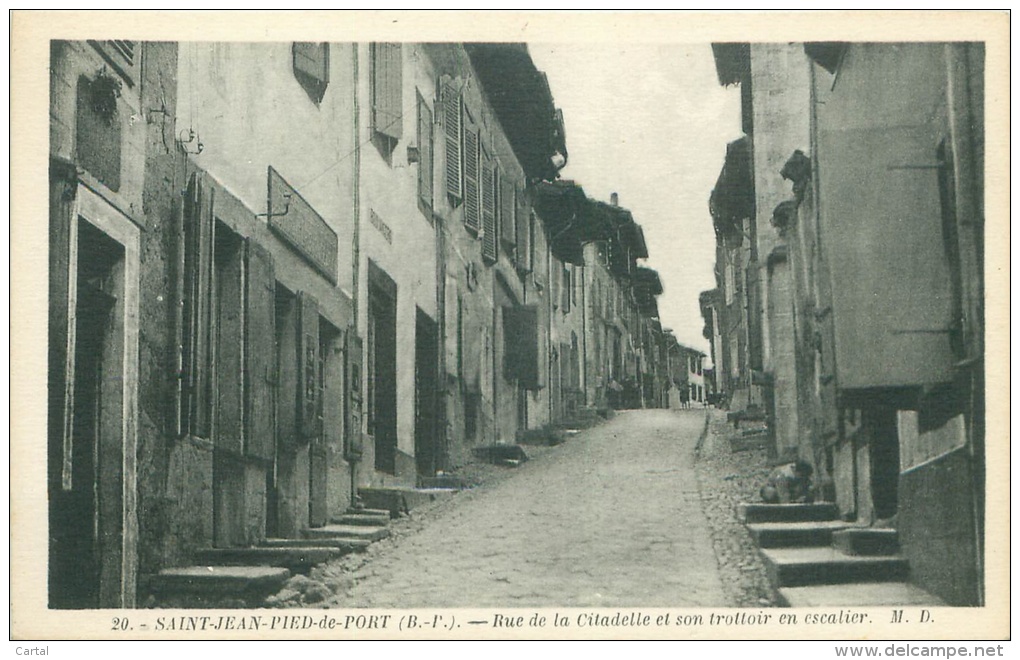 64 - SAINT-JEAN-PIED-de-PORT - Rue De La Citadelle Et Son Trottoir En Escalier - Saint Jean Pied De Port