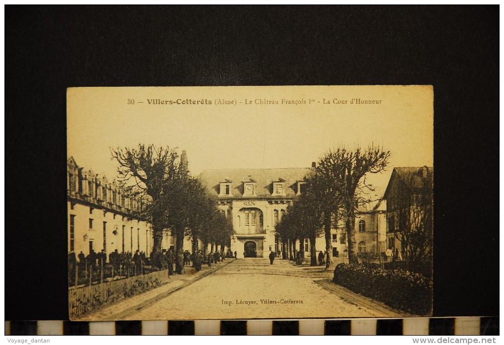 CP, 02, VILLERS COTTERETS Le Chateau Francois Ier La Cour D'honneur N°30 Edition Lecuyer Militaires Soldats - Villers Cotterets