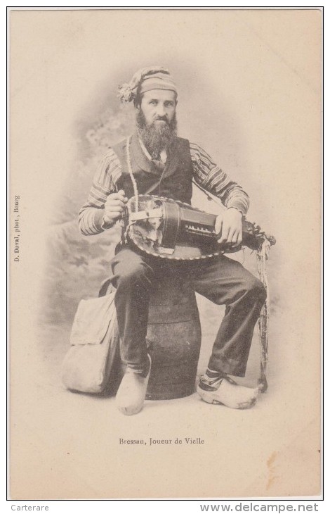 Cpa 1900,bressan,joueur De Vielle,avec Sabots,instrument De Musique Du Passé,assis Sur 1 Tonneau De Vin,barbu - Music