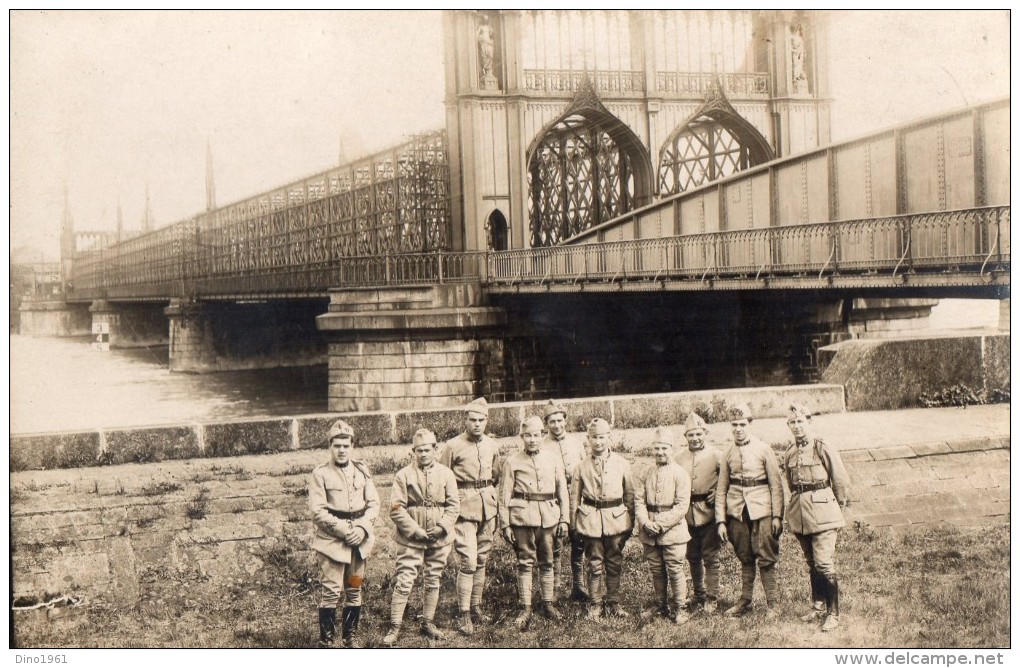 CPA 1156  - MILITARIA - Carte Photo Militaire - Groupe De Soldats & Pont - Photo DUGAS STRASBOURG - Personaggi