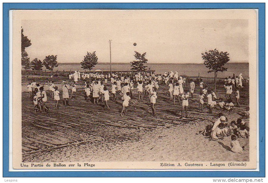 33 - LANGON -- Une Partie De Ballon Sur La Plage - Langon