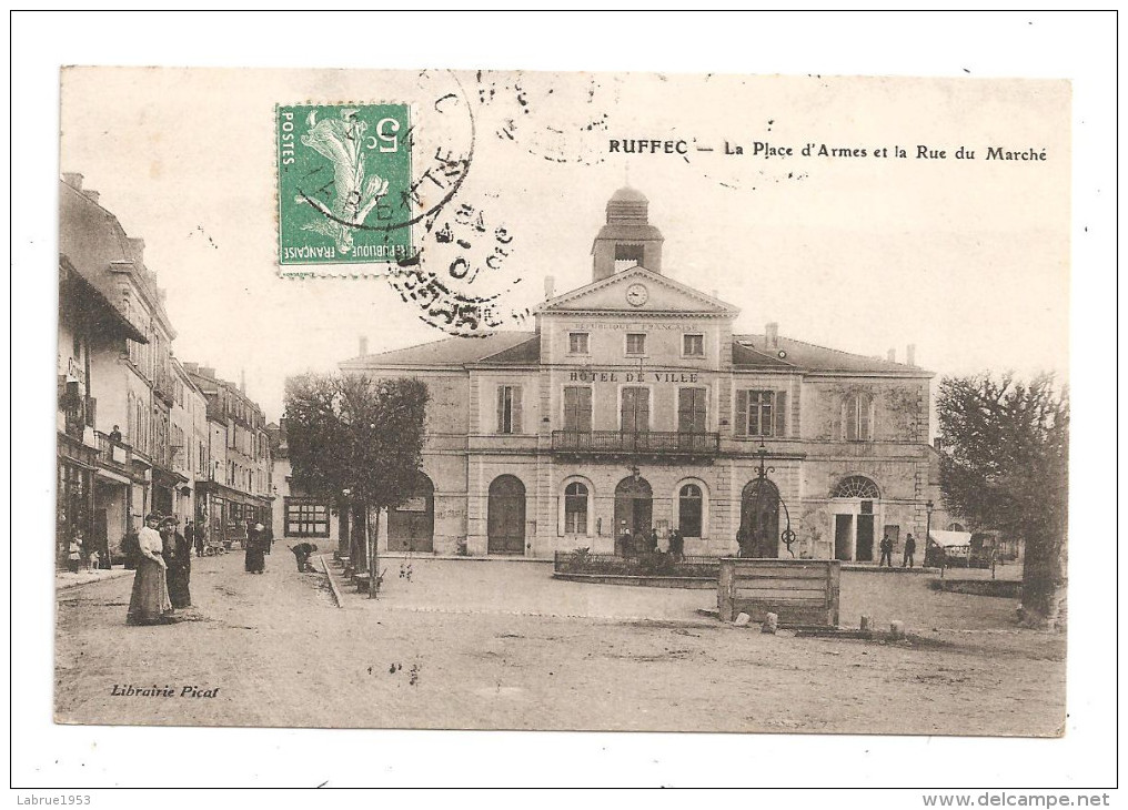 Ruffec-La Place D'armes Et La Rue Du Marché-(A.5258) - Ruffec