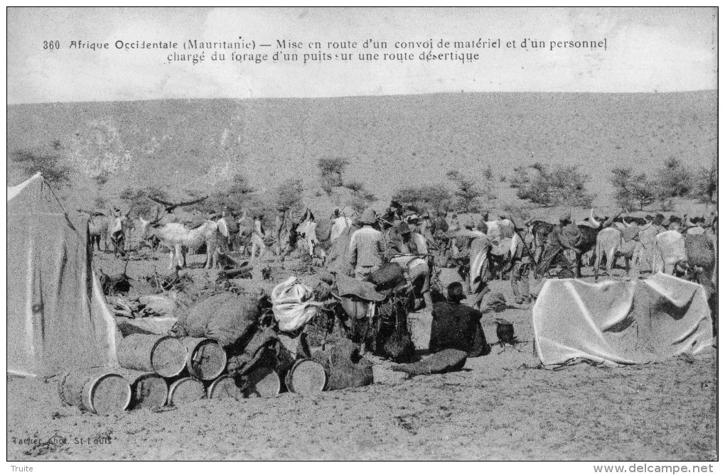 MAURITANIE MISE EN ROUTE D´UN CONVOI DE MATERIEL ET D´UN PERSONNEL CHARGE DU FORAGE D´UN PUITS SUR UNE ROUTE DESERTIQUE - Mauretanien