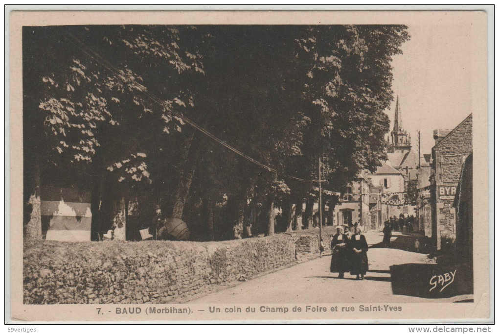 56 BAUD, Un Coin Du Champ De Foire Et Rue Saint Yves, Animée - Baud