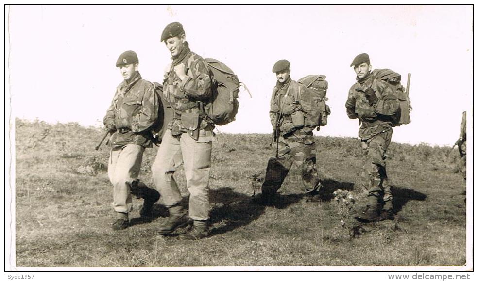 2 Photos De Bérets Verts à Marche Les Dames En 1965 - Guerre, Militaire