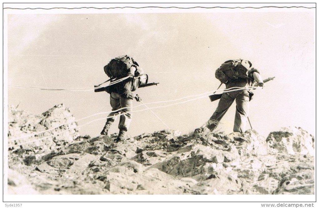 2 Photos De Bérets Verts à Marche Les Dames En 1965 - Guerre, Militaire