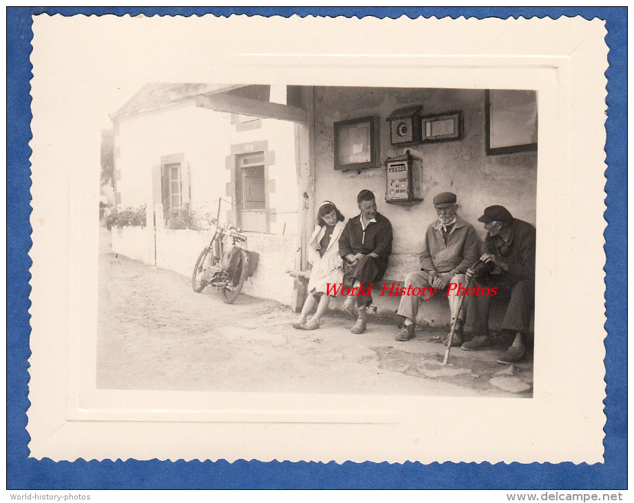 Photo Ancienne Amateur - " Le Choc Des Générations " - Couple Et Anciens Sous Un Arret De Bus - Boite Aux Lettres Poste - Non Classés