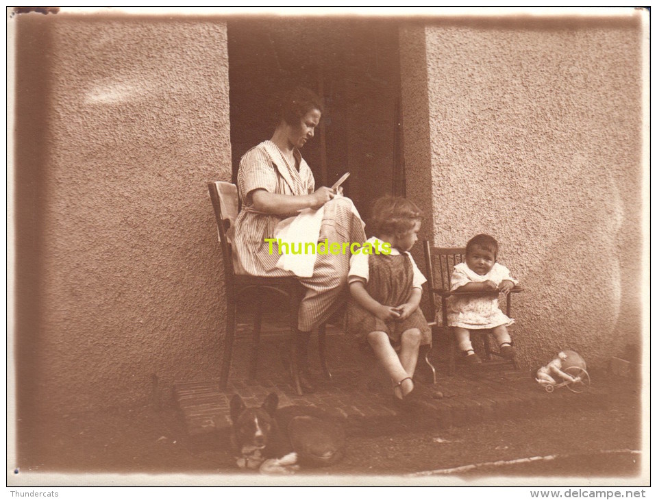 ANCIENNE PHOTO AMATEUR ** VINTAGE SNAPSHOT **  OUDE FOTO **  FEMME ENFANT CHIEN LADY CHILD DOG DAME HOND - Personnes Anonymes