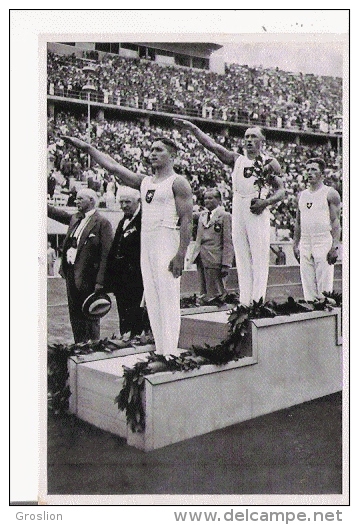 IMAGE DES JEUX OLYMPIQUES DE BERLIN 1936 3 SPORTIFS ALLEMANDS VAINQUEURS (DEUX FAISANT LE SALUT NAZI) - Autres & Non Classés