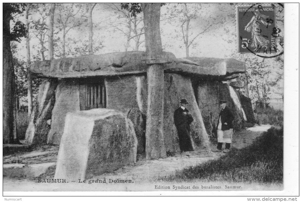 Saumur.. Bagneux.. Animée.. Le Grand Dolmen.. Menhirs.. Dolmens - Saumur