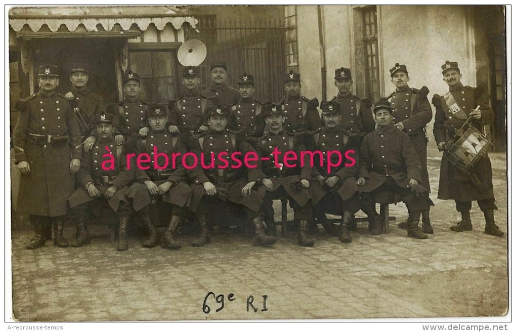 Carte Photo Soldats 69e R Infanterie Avec Képis En Grande Tenue - Guerra, Militares