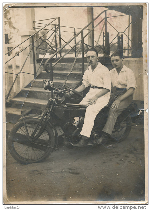 V V 46 /  PHOTO  1928 - BENIN  -?? COTONOU??  - MOTO   PERSONNAGES  (FORMAT 17,00 Cm X 12,30cm) - Autres & Non Classés