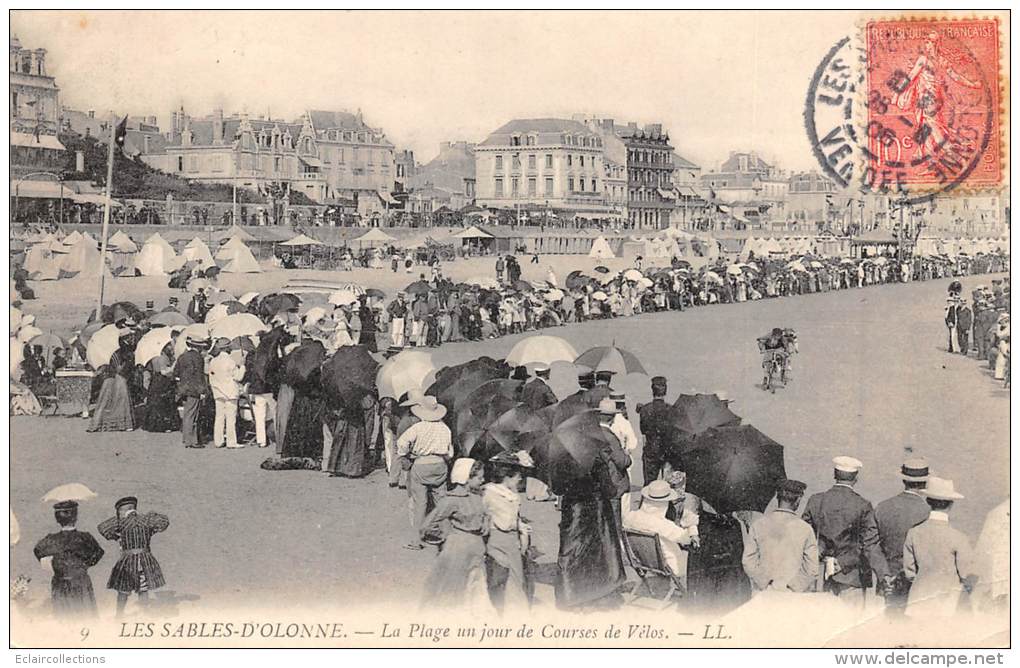 Les Sables D'Olonne   85     La Plage Un Jour  De Courses De Vélos - Sables D'Olonne