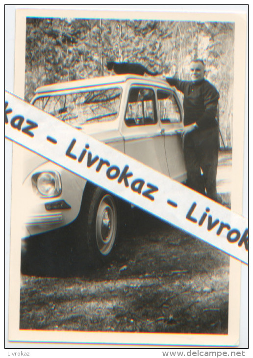 Photo Argentique, Homme Posant à Côté D'une Citroën Dyane 6, Avec Un Chat, Bois De Clairefontaine, Mars 1968, TBE - Automobili