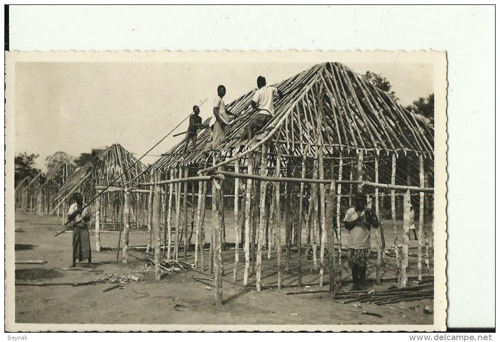 CAR33   --    OUBANGUI  ( A.E.F. )   --   CONSTRUCTION D `UN VILLAGE  --  REAL PHOTO PC - Zentralafrik. Republik