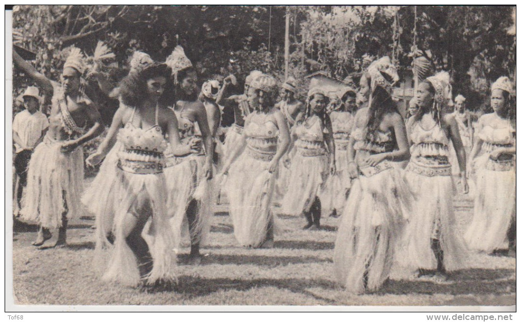 Dans Le Village De Bougainville Tahiti Danseuses Carte 18 X 10,5 - Tahiti