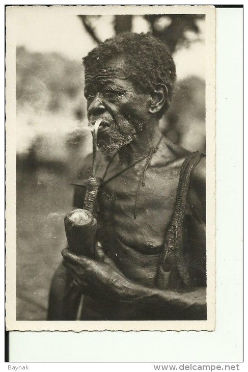 CAR48   --   OUBANGUI  ( A.E.F. )   ---   VIEUX   M `BAKA - MANDJA   ---  MAN WITH PIPE  --  REAL PHOTO PC - Zentralafrik. Republik