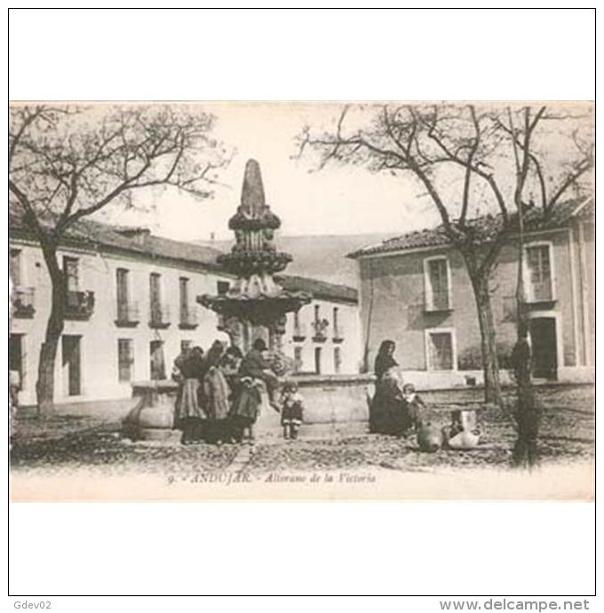 JNTP7759-LFT4717.Tarjeta Postal De JAEN.Casas,arboles,Calles Y Plaza Con FUENTE DE LA VICTORIA,en Andujar..Jaen. - Jaén