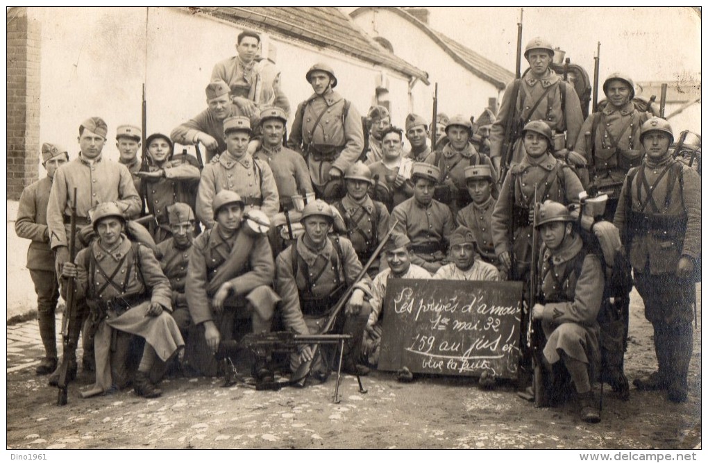 CPA 1213  - MILITARIA - Carte Photo Militaire - Soldats N° 95 Sur Les Cols 6 - Les Privés D´ Amour - Personen