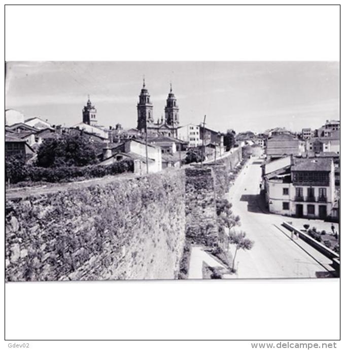 LGOTP8256-LFTD10000.Tarjet A Postal De LUGO.Murallas Romanas Y Al Fonde CATEDRAL. Lugo - Lugo