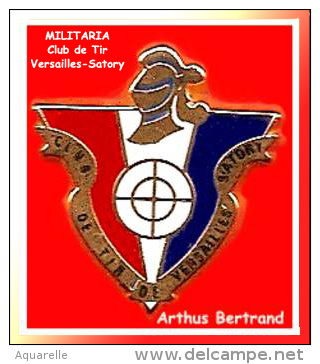 SUPER PIN´S MILITARIA - Arthus BERTRAND ; Très Beau Pin´s Du Club De TIR De VERSAILLES SATORY - Militaria